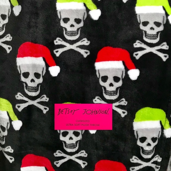 Betsey Johnson Black Skull Christmas Santa Throw - Picture 6 of 8
